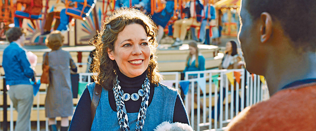 难得笑容
■Hilary搭上Stephen回春廿年，去游乐场拍拖系咁笑。