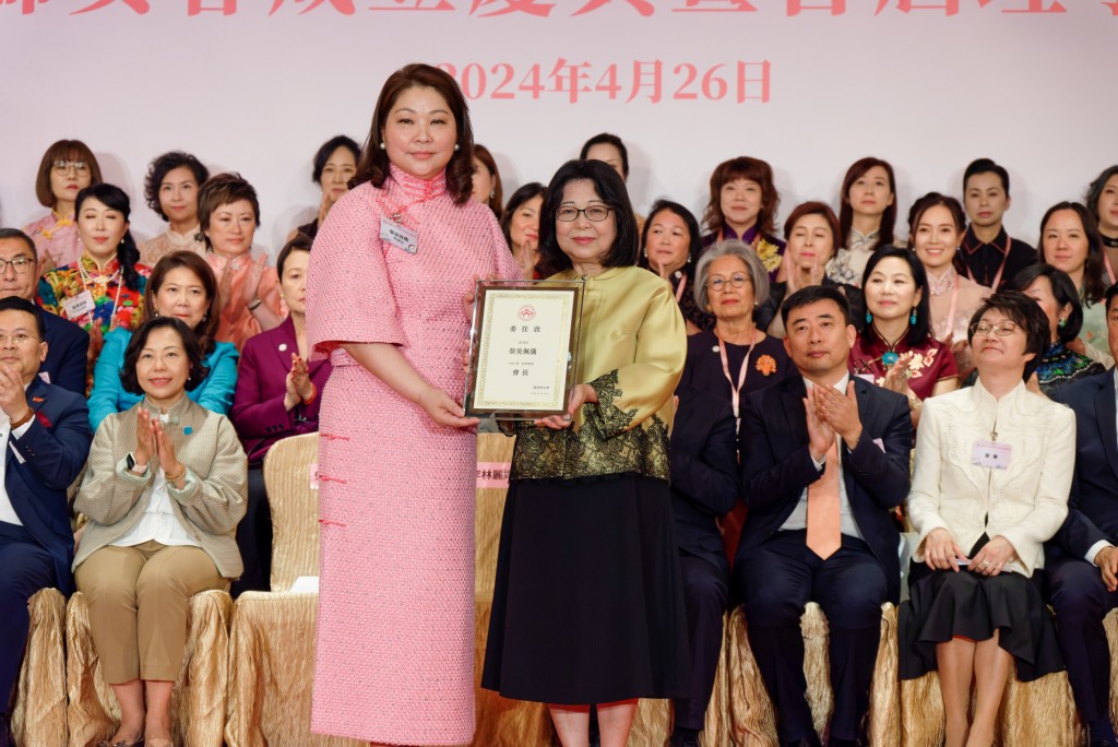 行政長官夫人李林麗嬋頒發第一屆理事會會長證書予榮吳佩儀。