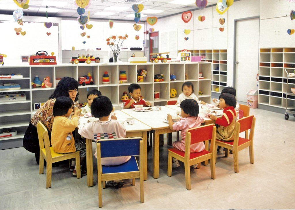 位於長沙灣的幼兒中心在一九九零年投入服務,幫助員工照顧子女。 位於長沙灣的幼兒中心在一九九零年投入服務,幫助員工照顧子女。