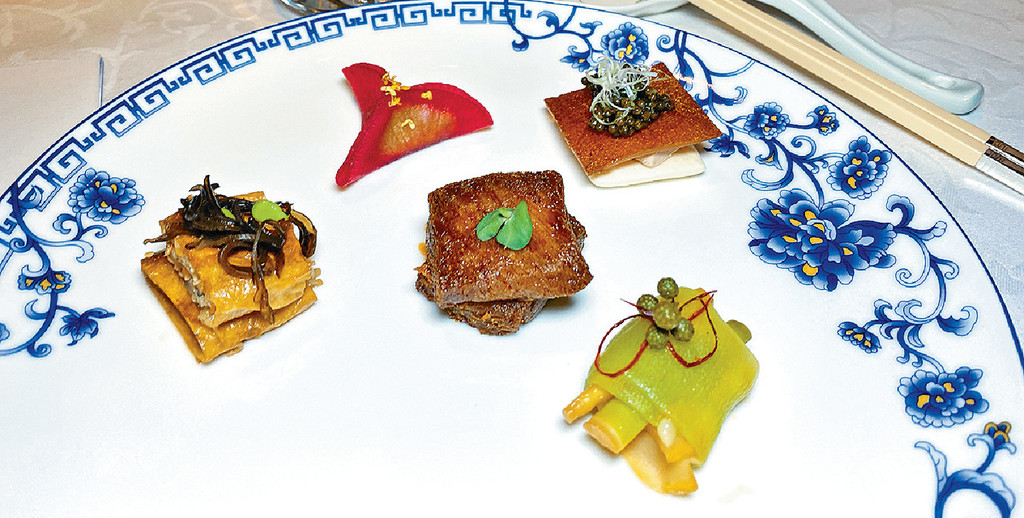 ■前菜五重奏：鹅肝鱼子酱脆皮乳猪件、胭脂醉蟹冻、润泽素鹅、青城山辣椒炝拌螺头、脆皮松阪肉。
