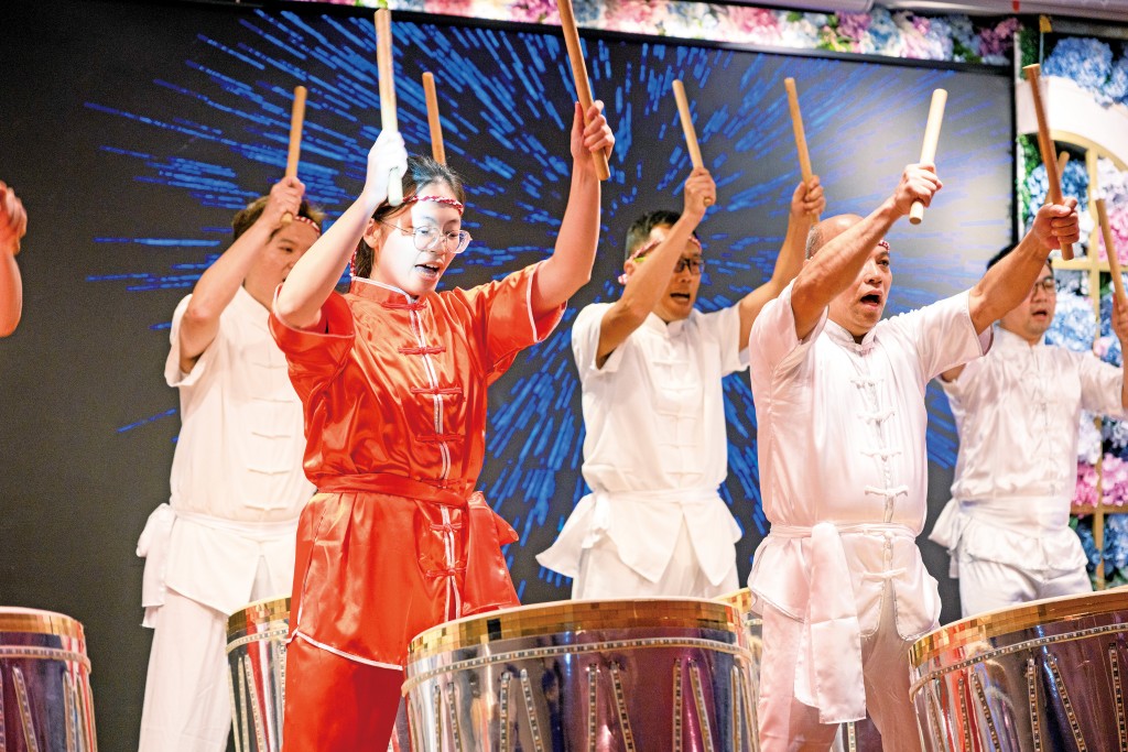 一眾嘉頓員工在員工聚餐上帶來精彩的打鼓表演，為晚宴揭開序幕，亦呼應主題—「一鼓作氣、貫穿古今、百年傳承、幸福滋味」。