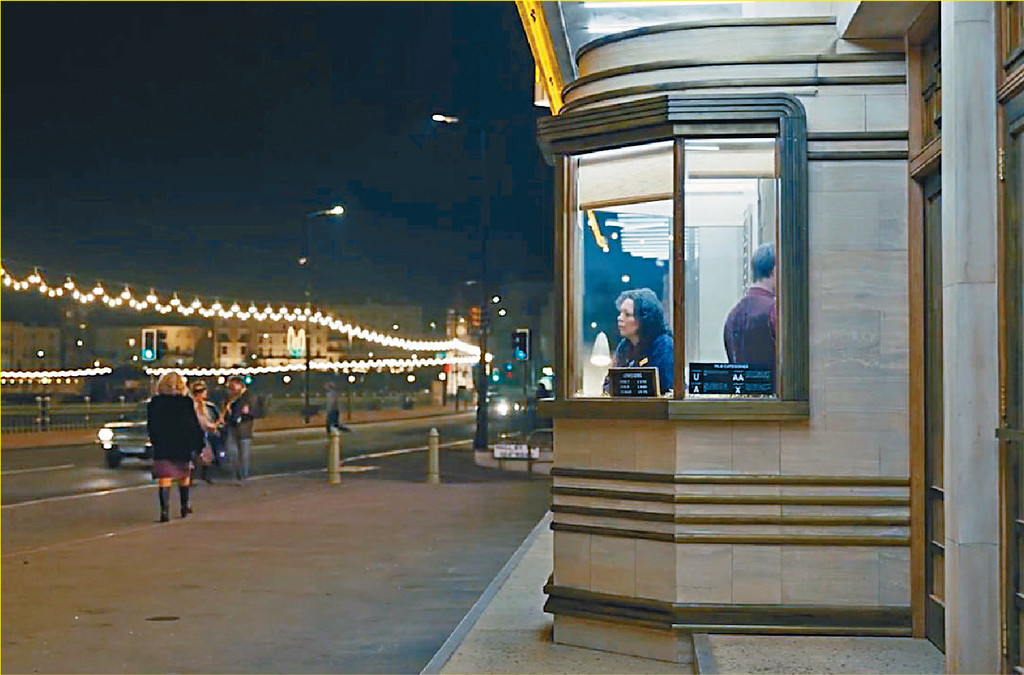 苦闷生活
■Hilary主力售票，同时要帮手喺影厅扫垃圾，入行后最深刻经历系发现有观众死喺戏院。