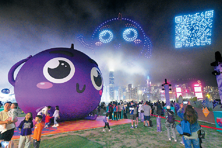 ■維港上空上演由1200架無人機呈獻嘅「提子幼兒繪本天空秀」。