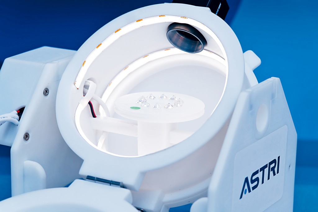 系統自動判定鑽石顏色等級，約30秒完成。