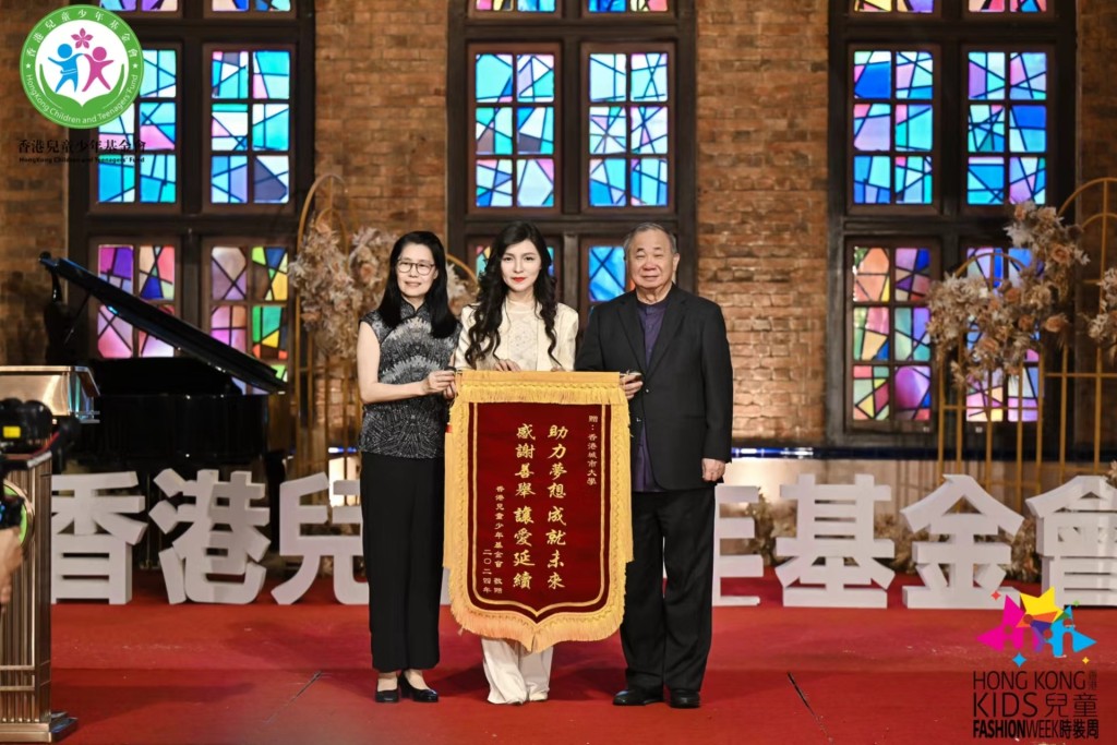 南華元老足球隊與新輝足球隊的精彩較量令人難忘，兩隊踢得難分難解，最後握手言和。