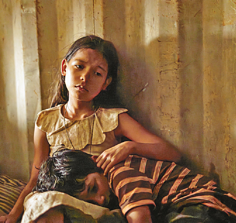 相依為命■Rocío跟細佬Miguel（Lucás Ávila飾）慘被販賣，一落船就被逼分開。