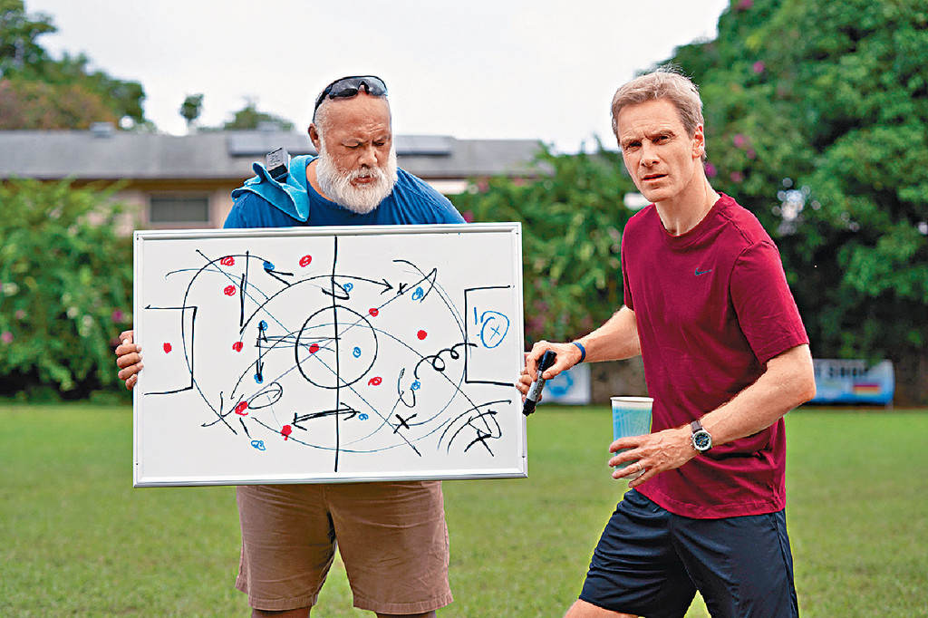 认真教学■练体力之余亦要讲解比赛阵式及运作，队员睇到一头雾水。