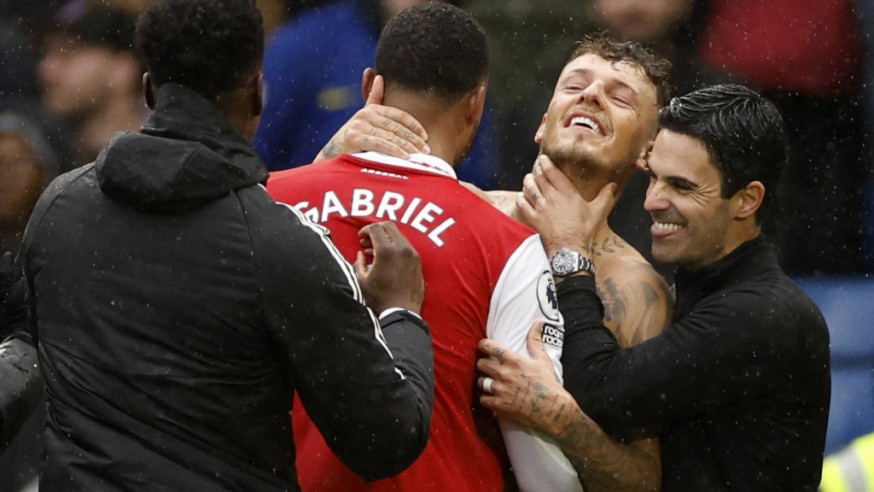 阿迪達(右)勝仗超越雲加，賽後開心與球員玩作一團。Reuters