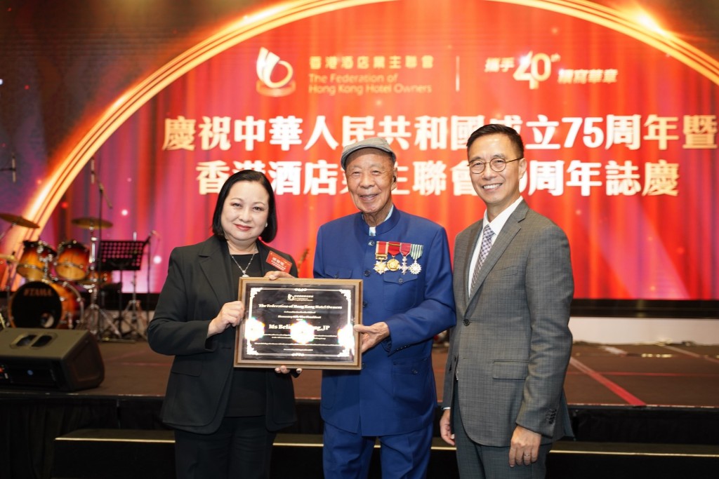 呂志和博士與楊潤雄局長頒發感謝狀予楊碧瑤女士 呂志和博士與楊潤雄局長頒發感謝狀予楊碧瑤女士