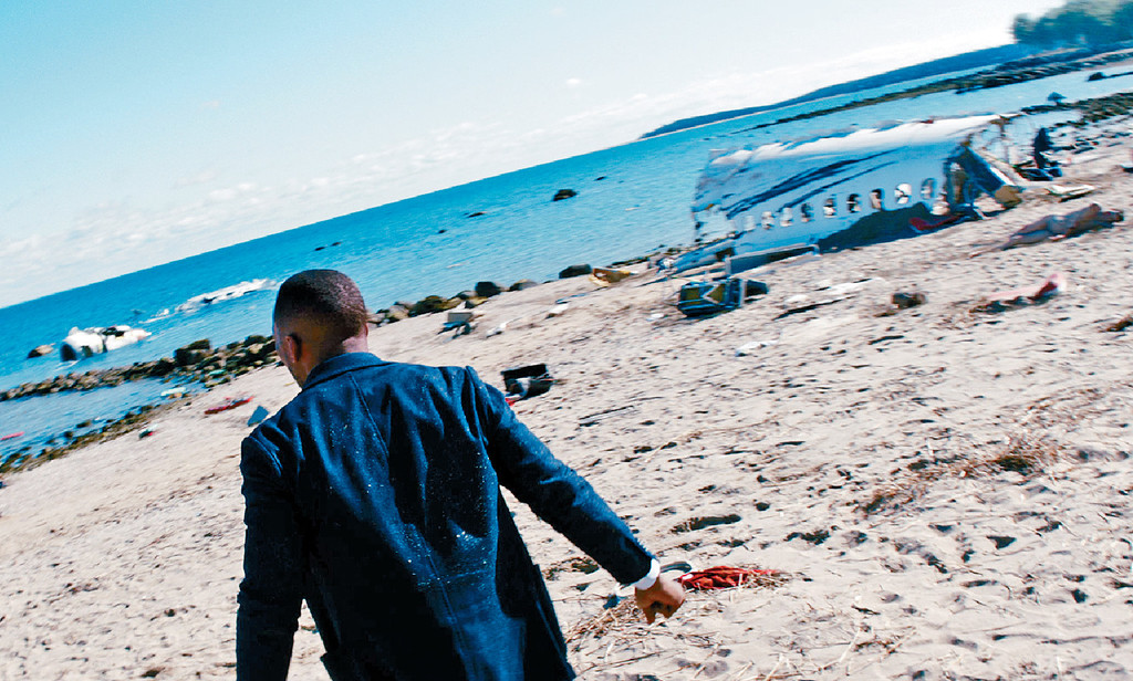 飞机失事■G.H.出外揾邻居，见到飞机冲落海。