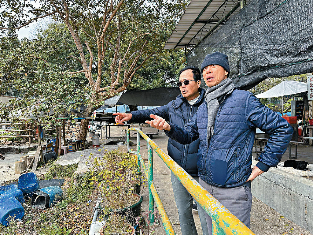 ■沙頭角一帶多條鄉村正進行復修，煤氣公司常務董事黃維義（左）向無止橋慈善基金主席黃錦星了解有關項目。