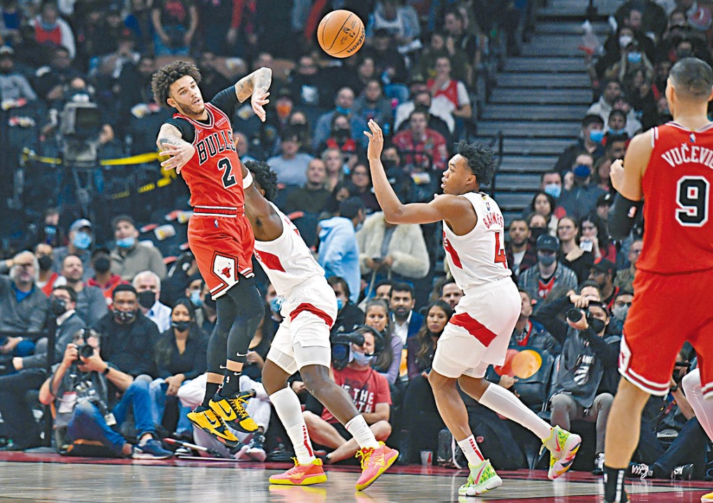 公牛另一新援朗素波尔(左)能传擅射,已稳坐正选控衞位置。