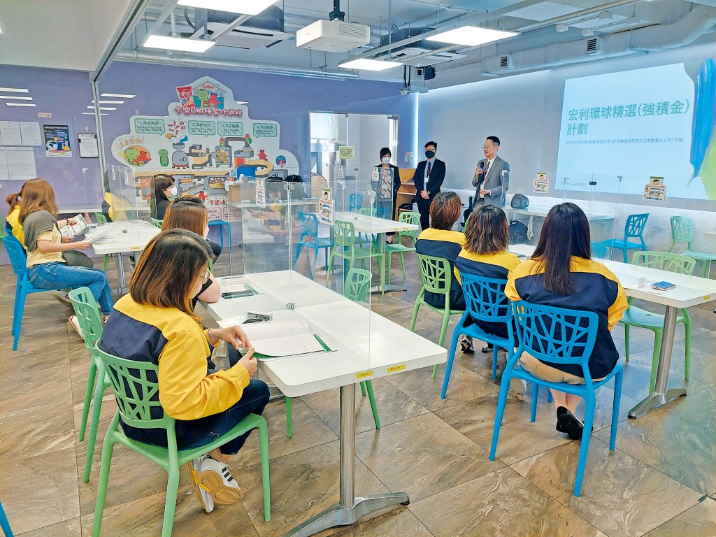 公司定期邀請強積金受託人到訪，為員工提供專業而貼身的意見。