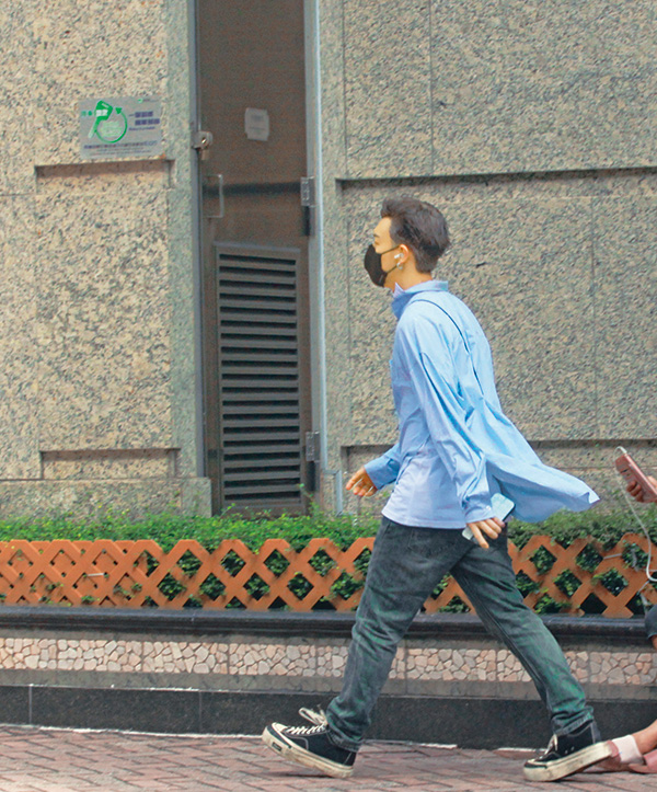 被讚有才華的MC,卻不時遭人指指點點其身高。官方報其身高一百六十八厘米,但他鏡頭前和私下都愛着厚底鞋,平均有三至五厘米高。 被讚有才華的MC,卻不時遭人指指點點其身高。官方報其身高一百六十八厘米,但他鏡頭前和私下都愛着厚底鞋,平均有三至五厘米高。