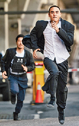 招积奔走■陈桂林杀完黑帮大佬，一出门口就被警察陈灰（李李仁饰）追补，追足15分钟。