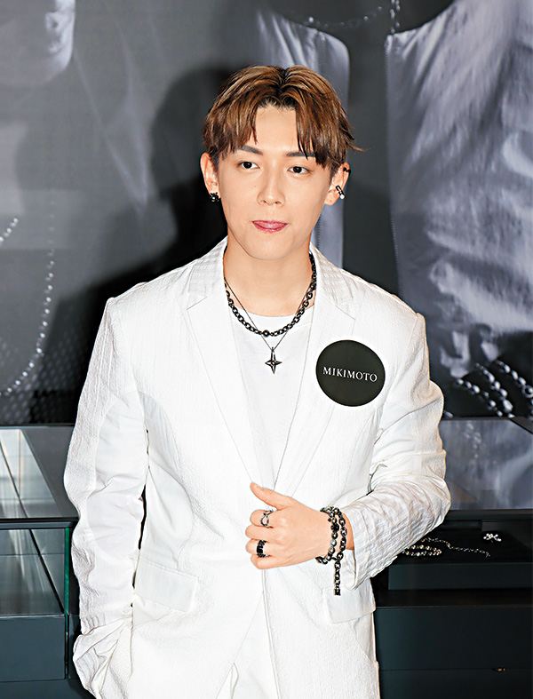 有傳,入行不足兩年、人氣熱爆的MC,在三個月內勁接了三十個廣告,下月又首度進軍紅館開個唱,氣勢如虹! 有傳,入行不足兩年、人氣熱爆的MC,在三個月內勁接了三十個廣告,下月又首度進軍紅館開個唱,氣勢如虹!