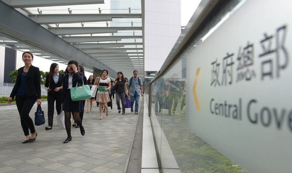 若公務員想使用私營醫療服務，除了自掏腰包，另一個好方法是買「公務員保險」應付其醫療開支。