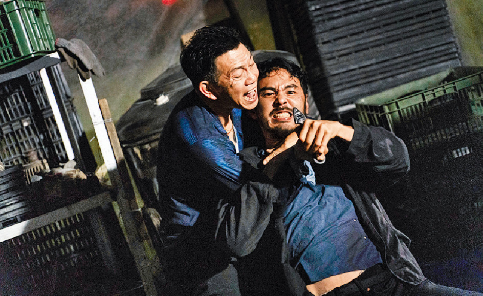 暴打华哥■袁富华饰演香港仔，格衰又暴力，同陈桂林都有一场埋身肉搏。