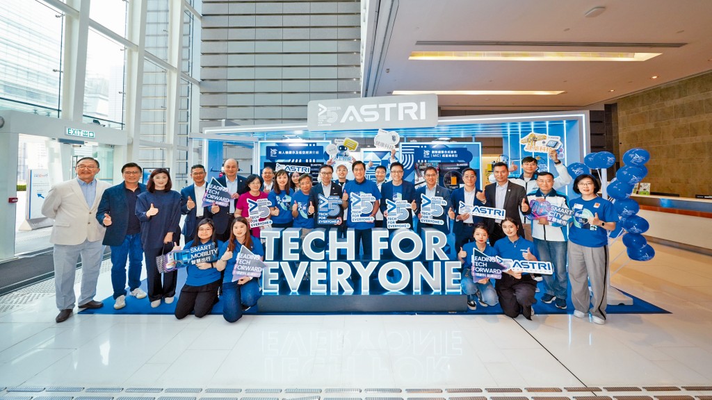 多位政府官員和立法會議員到訪應科院展位，並與應科院董事局主席李惠光工程師、行政總裁孫耀達博士工程師和科研團隊合照。