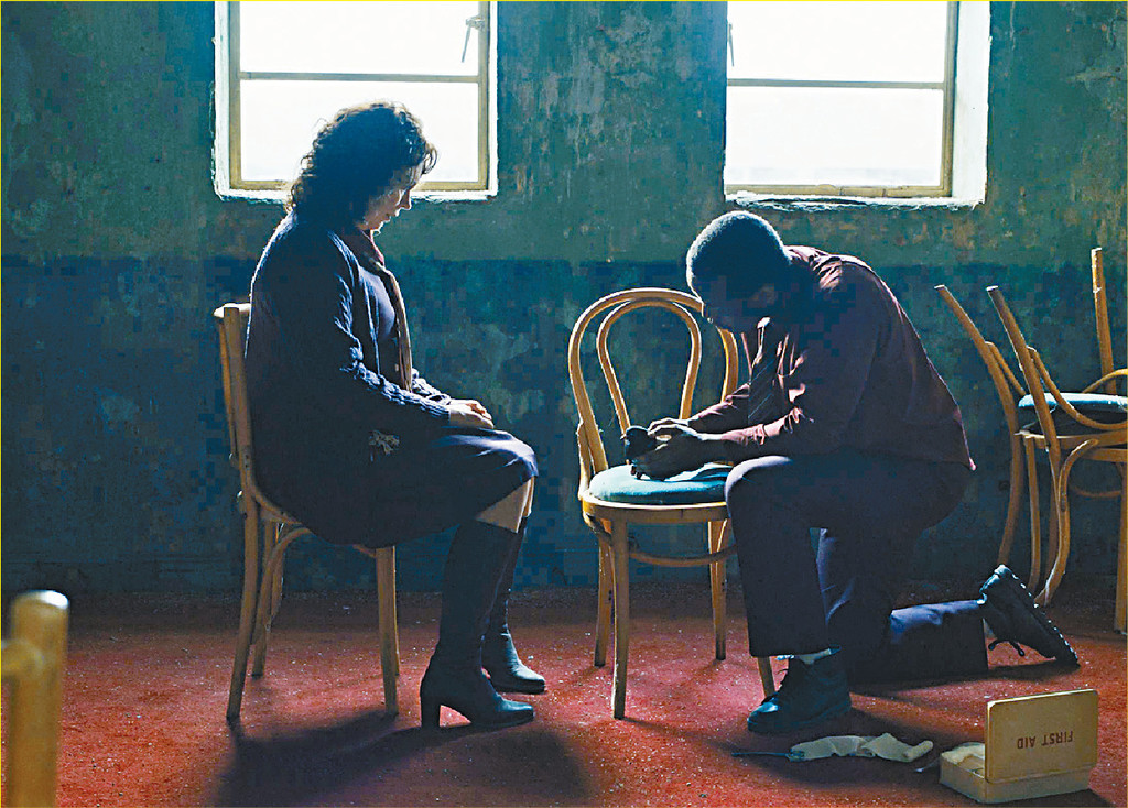 受伤的鸽
■一只受伤的鸽将两人距离极速拉近，以为揾到大家的救生艇。