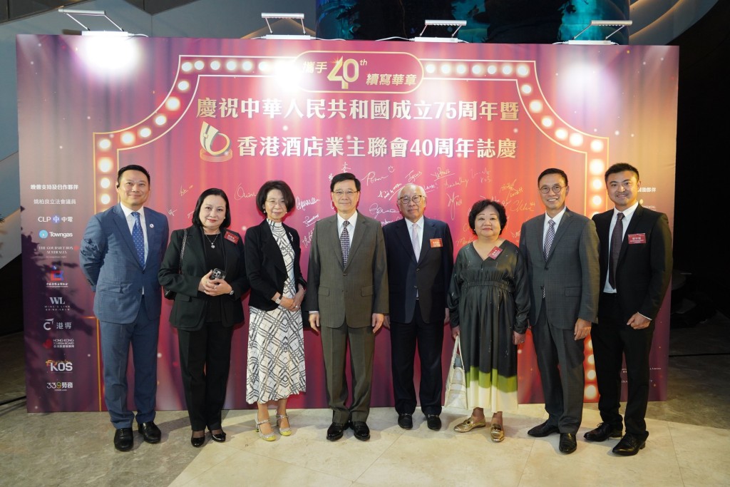 行政長官李家超先生文化體育及旅遊局局長楊潤雄先生與香港酒店業主聯會代表合照 行政長官李家超先生文化體育及旅遊局局長楊潤雄先生與香港酒店業主聯會代表合照