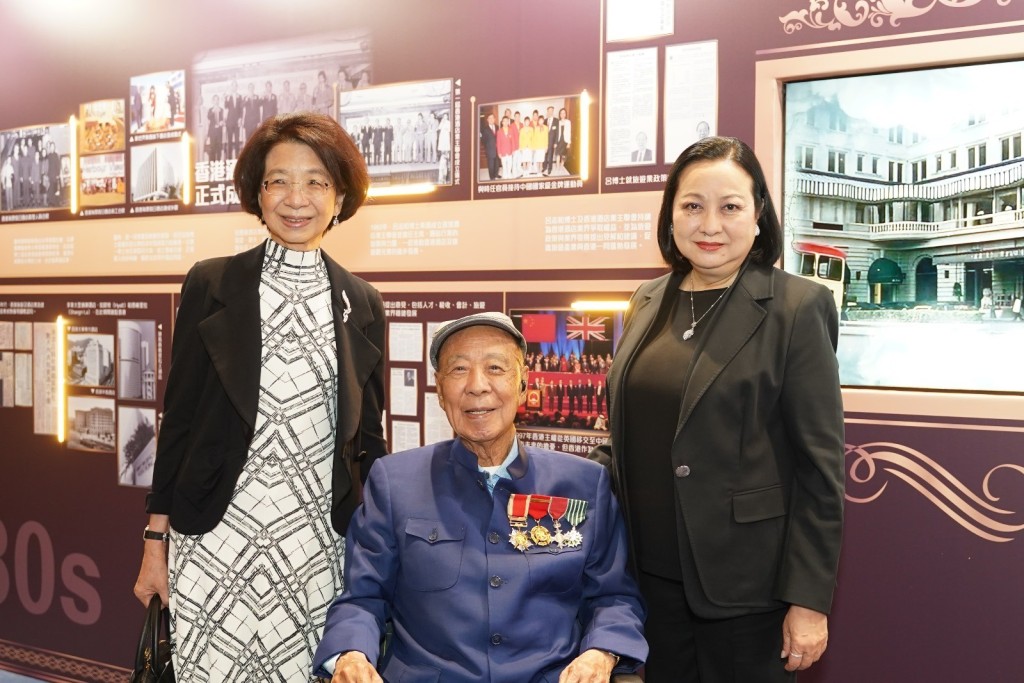 呂志和博士與呂慧瑜女士及楊碧瑤女士合照 呂志和博士與呂慧瑜女士及楊碧瑤女士合照