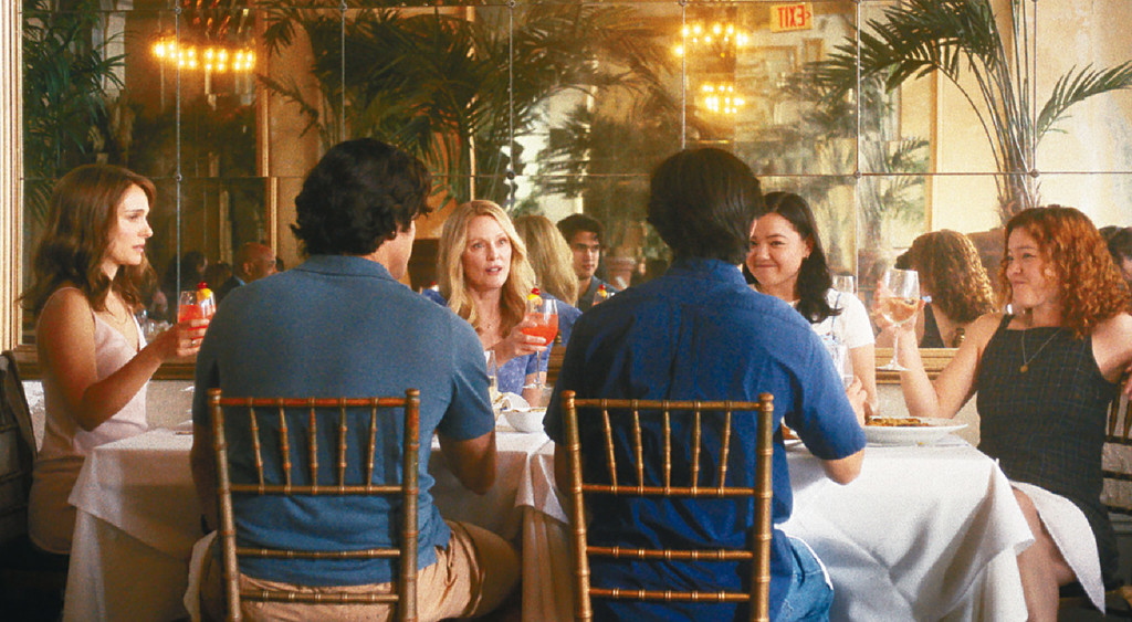 仔女介意■Elizabeth跟Gracie一家饭叙，子女唔钟意父母情史拍成电影。