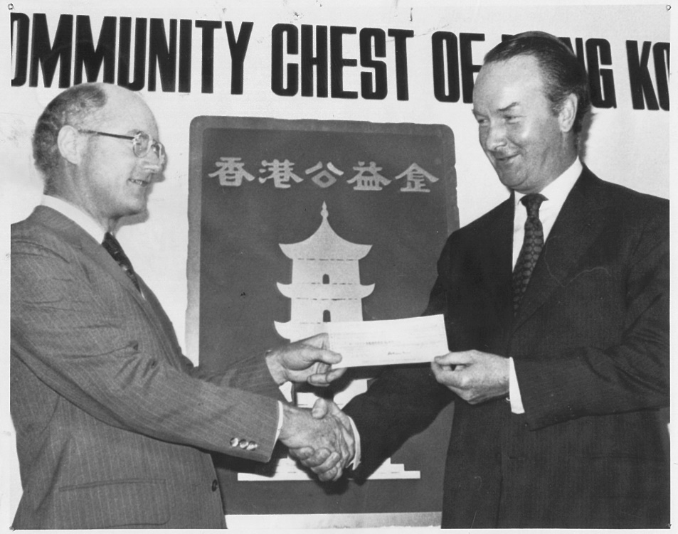一九七六年滙豐再捐出善款予公益金,並舉行支票移交儀式。 一九七六年滙豐再捐出善款予公益金,並舉行支票移交儀式。