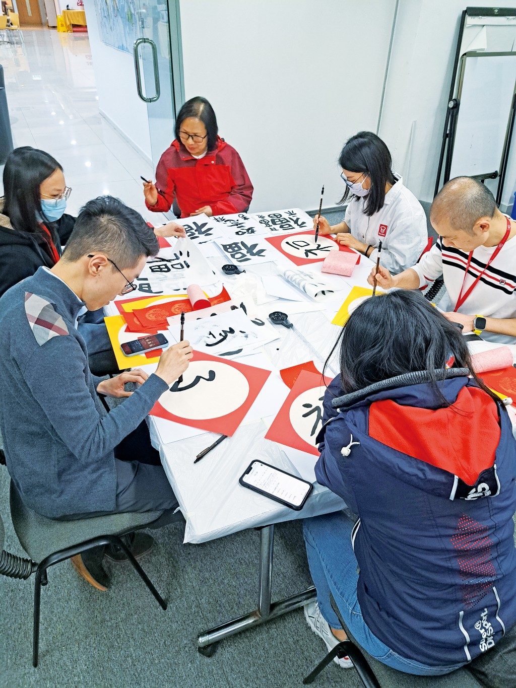 嘉頓邀請書法導師帶領員工鬆一鬆，享受書法帶來的樂趣。一眾同事全神貫注地在揮春紙落筆，營造具個人風格的作品。