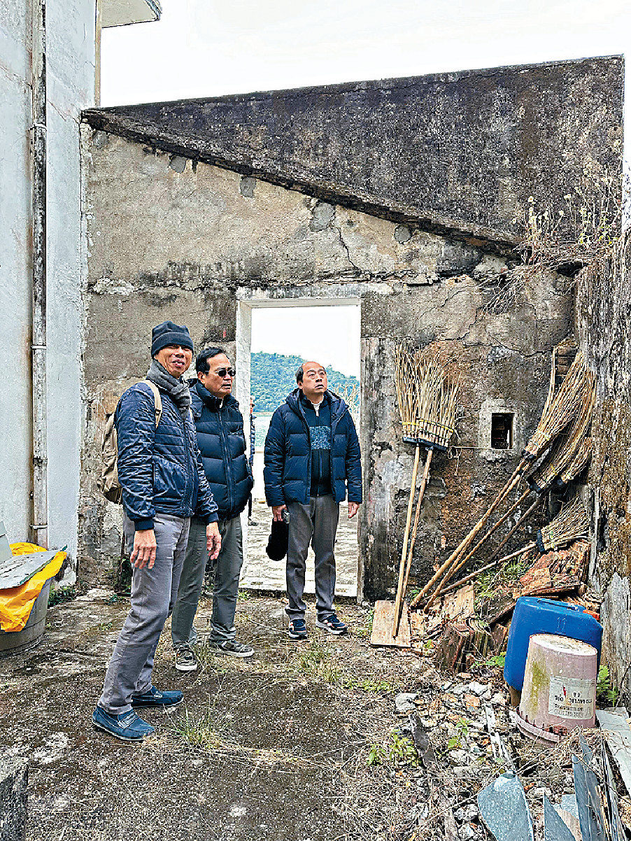 ■沙頭角部分村落建築日久失修，煤氣公司常務董事黃維義（中）及商務總監—— 香港公用業務鄭曉光（右）參觀無止橋在當地的復修項目。