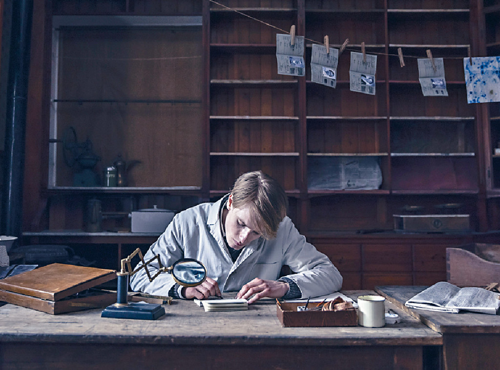 唔太顺利■Cioma好自信，但佢一开始伪造能力唔强。