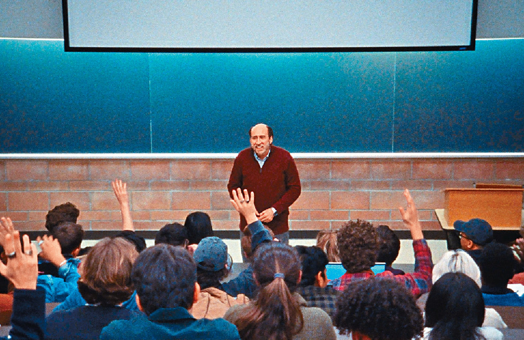 突受欢迎■Paul一向唔受学生欢迎,自出名后被学生吹捧,睇佢几开心。 突受欢迎■Paul一向唔受学生欢迎,自出名后被学生吹捧,睇佢几开心。