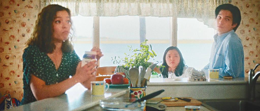 如肥皂剧■忘年夫妇的3个子女，知道父母过去，好想远走高飞。