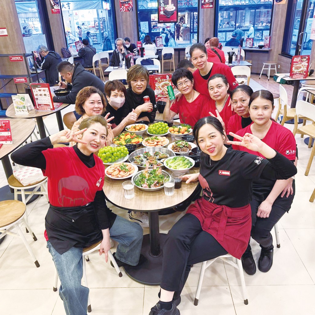 公司在節日期間特別為員工「加餸」,分享佳節喜悅。 公司在節日期間特別為員工「加餸」,分享佳節喜悅。