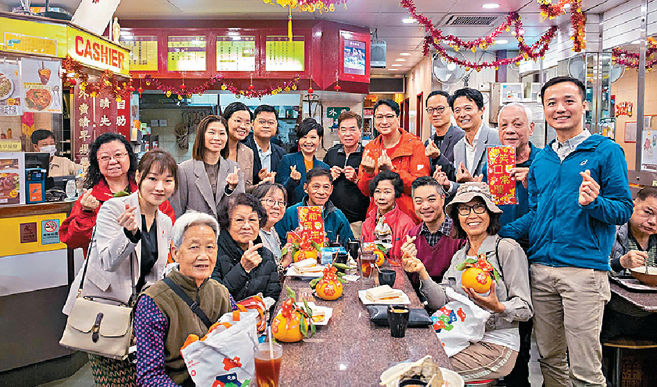 ■何永贤到彩虹邨一间老牌快餐店，同老板街坊食早餐。
