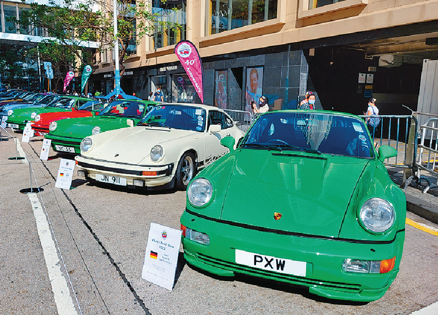 ■今年有多达13辆保时捷参展,主角是964 Turbo 3.3(右一)。 ■今年有多达13辆保时捷参展,主角是964 Turbo 3.3(右一)。