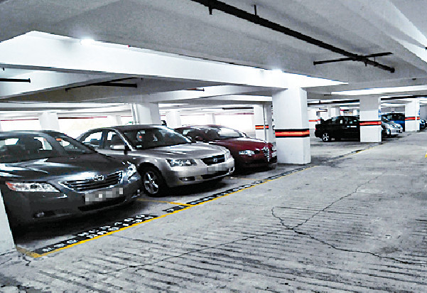 ■金狮花园车位在最疯狂时，曾升至约170万元。
