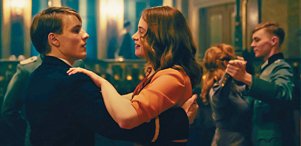 假扮海军■冒充纳粹海军的Cioma，识到索女Gerda（Luna Wedler饰）。