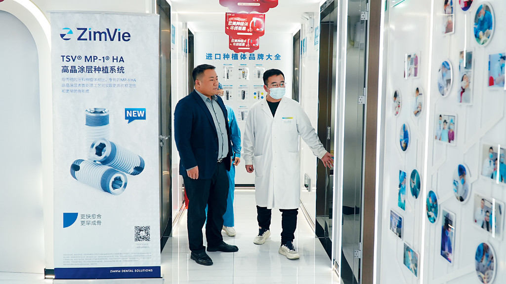 ■團隊多達230多人，往後更會繼續匯聚人才，提供專業的服務。張繪圖亦不時與同事交流，掌握顧客所需。	