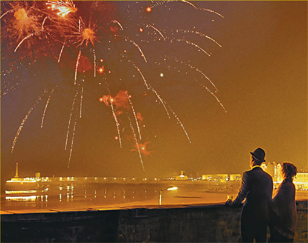 好鬼死靓
■就系呢幕除夕天台睇烟花，两个寂寞的心极速connect。
