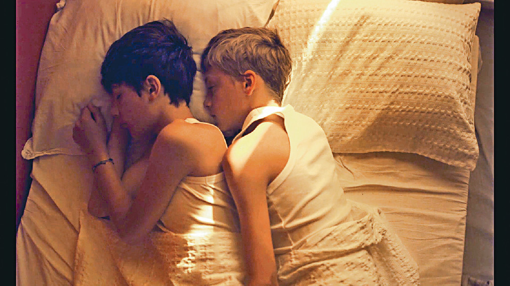 形影不离
■李奥晚晚跟洛米一齐瞓，亲密到连前者妈妈都问佢，「希望你有一日会返屋企瞓」。