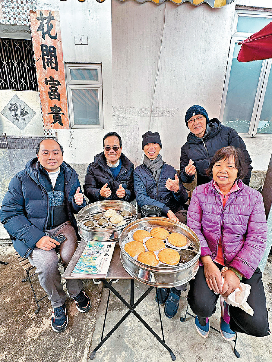 ■煤氣公司常務董事黃維義（左二）及商務總監——香港公用業務鄭曉光（左一）與沙頭角當地村民交流，並一嘗客家糕點。