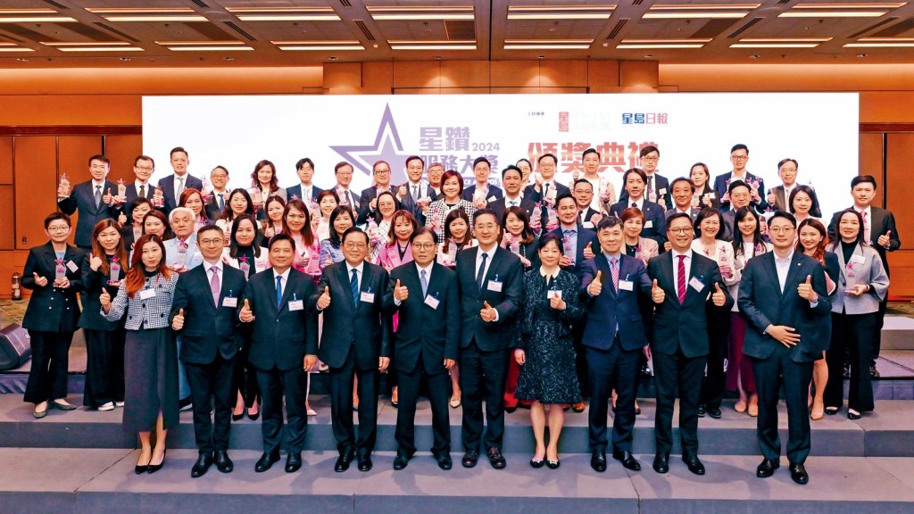 《星島日報》總編輯湯錦標（左三）代表致送紀念狀予嘉賓。