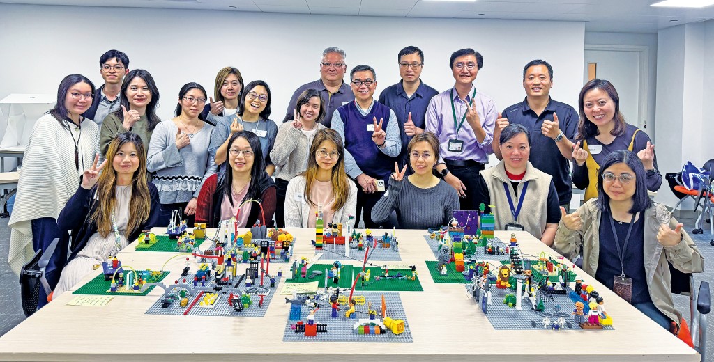 恒生大學秉持「博雅 + 專業」的教育理念,經常舉辦不同的體驗式訓練,透過互動方法促進員工集體學習。 恒生大學秉持「博雅 + 專業」的教育理念,經常舉辦不同的體驗式訓練,透過互動方法促進員工集體學習。