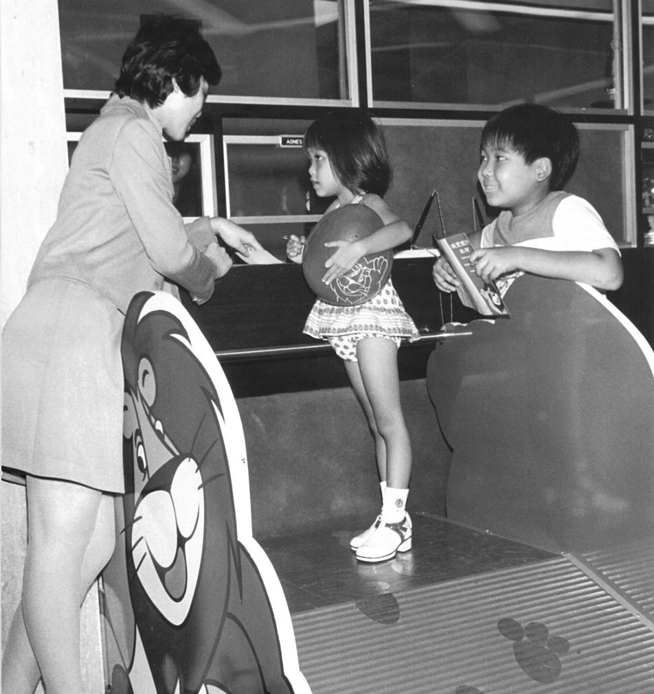 兩名分別五歲及九歲的小朋友在銀行職員協助下開立儲蓄戶口。 兩名分別五歲及九歲的小朋友在銀行職員協助下開立儲蓄戶口。