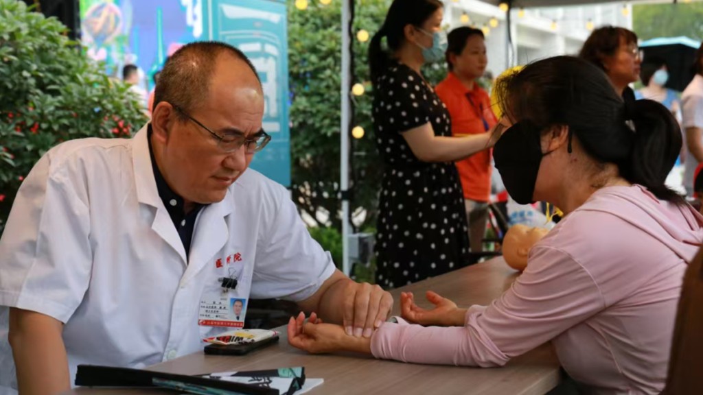 內地民眾於三伏天曬背，隨時有反效果。中新社