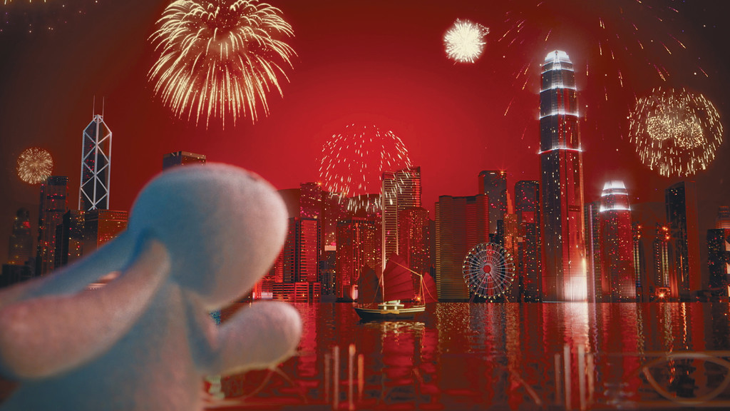 ■喺「福兔迎春」賀卡入面，巨型月兔嚟咗維多利亞港睇靚靚夜景。