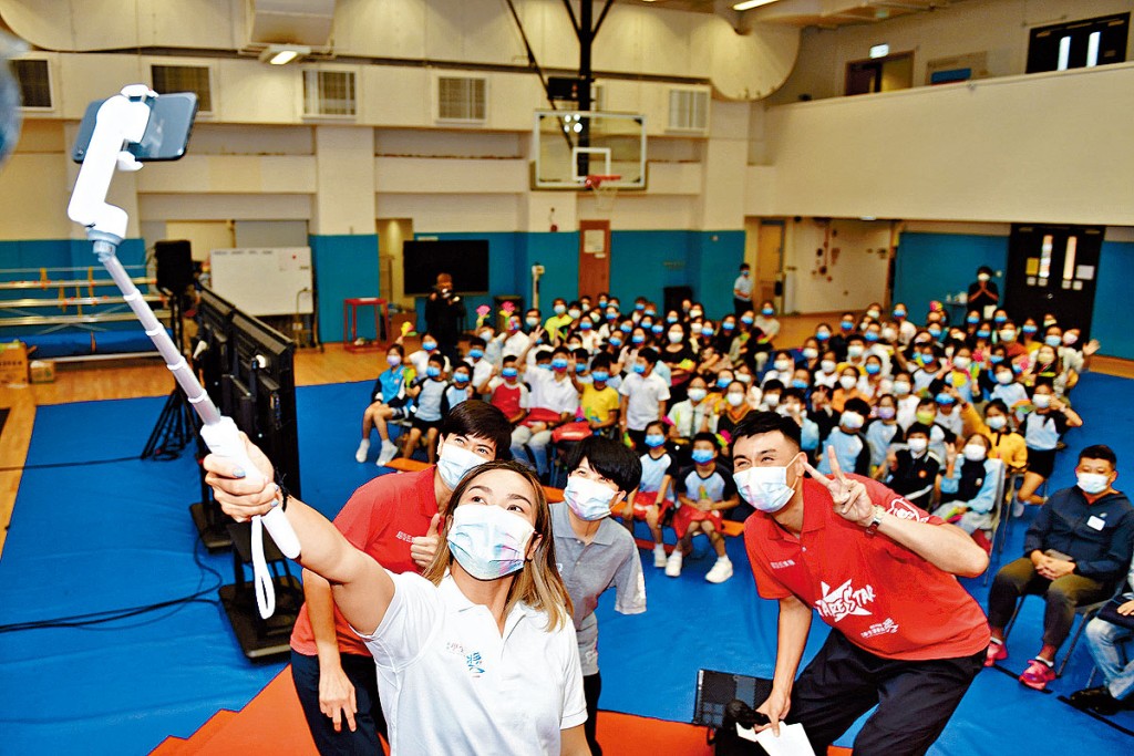 李慧诗与司仪及出席学生自拍。