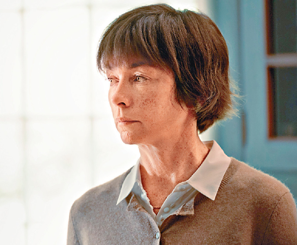 衰格老婆■Janet(Julianne Nicholson饰)系Paul嘅衰老婆,超自私劲憎佢。 衰格老婆■Janet(Julianne Nicholson饰)系Paul嘅衰老婆,超自私劲憎佢。