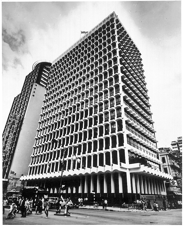 耗資千萬元的十八層旺角分行新廈於一九六九年開幕。 耗資千萬元的十八層旺角分行新廈於一九六九年開幕。